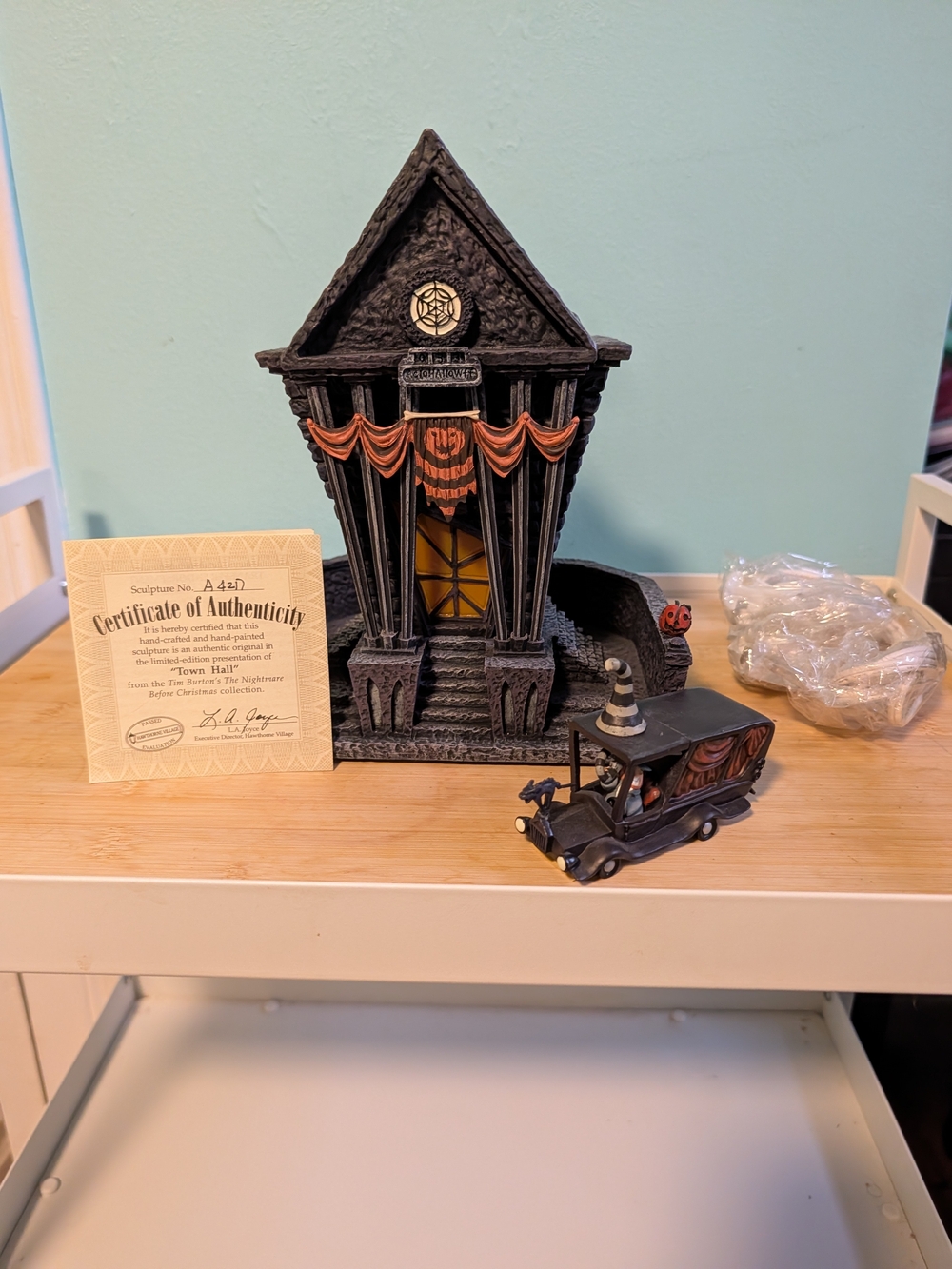 Nightmare B4 XMAS Hawthorne Village "Town Hall" sculpture w/ Mayor's Car w/ COA